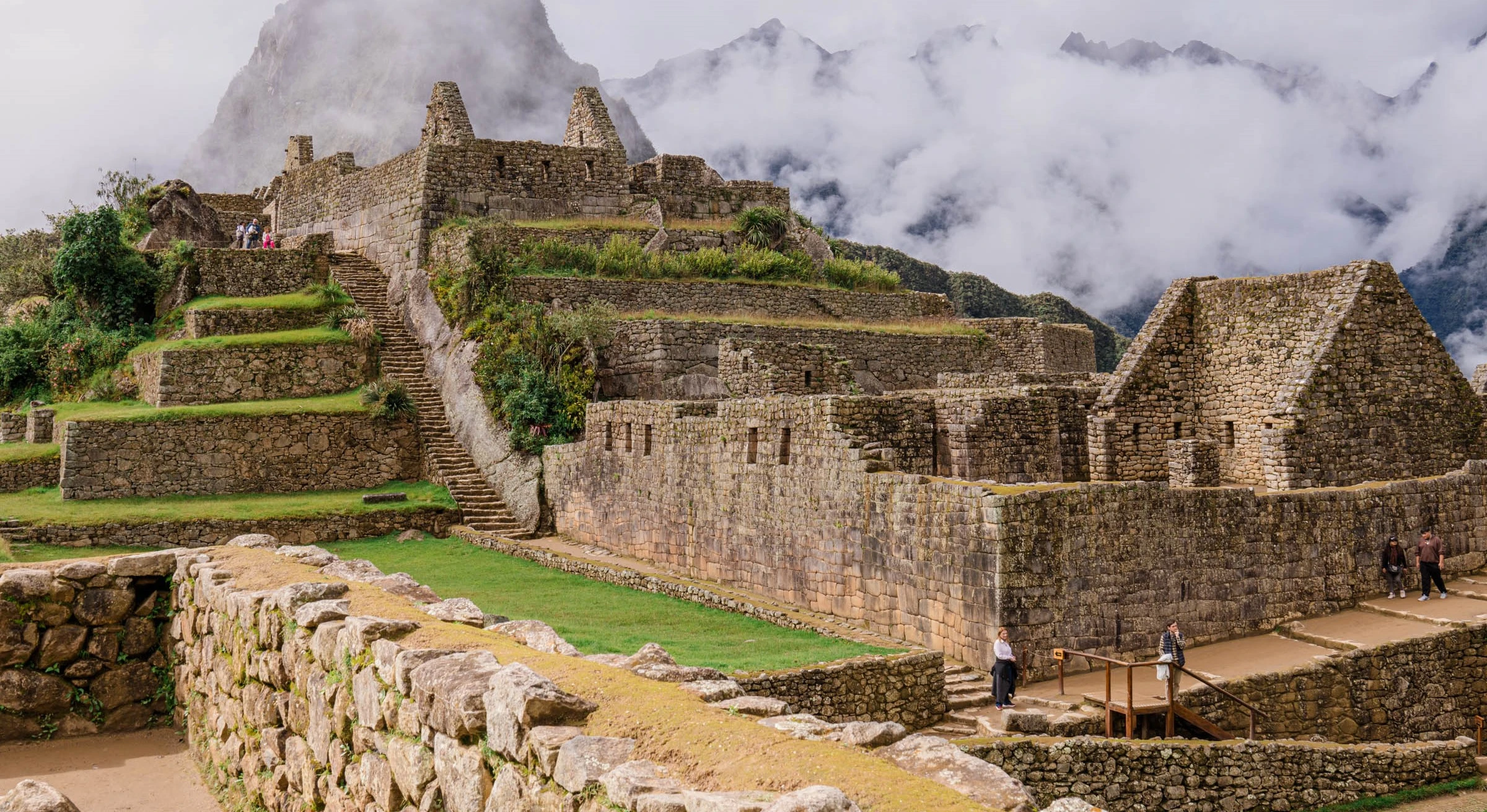 How to Get to Machu Picchu in Style – luxury train travel, premium tours, and scenic views of the Andes